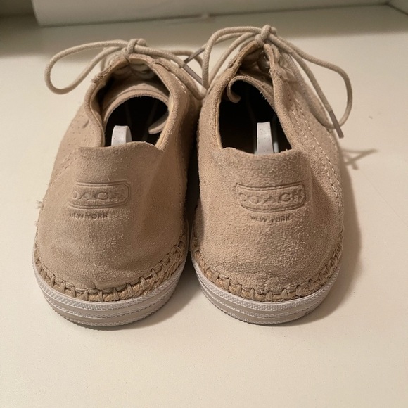 Coach beautiful shoes cream color with gorgeous design. Beautiful, comfy shoes. - Picture 6 of 13
